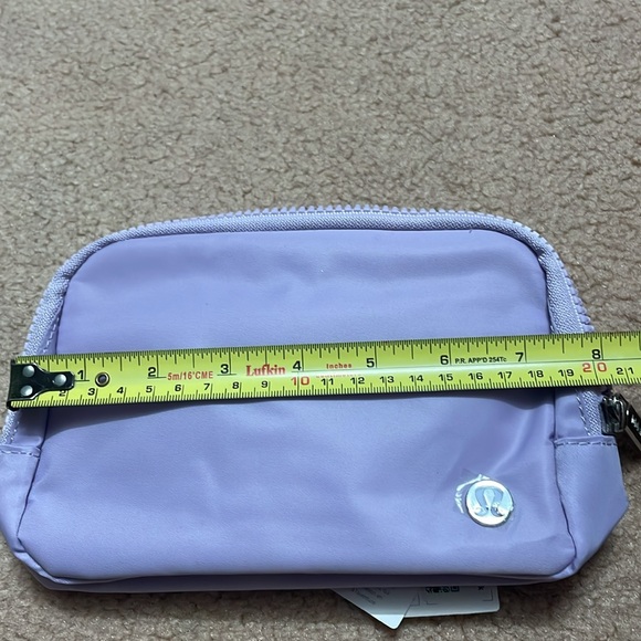 Lululemon everywhere belt bag wordmark 1L - Picture 4 of 6